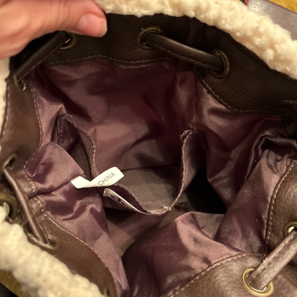 ⚠️🎁3 for $35🎁⚠️ bucket Sherpa drawstring purse like new !! - Picture 8 of 10